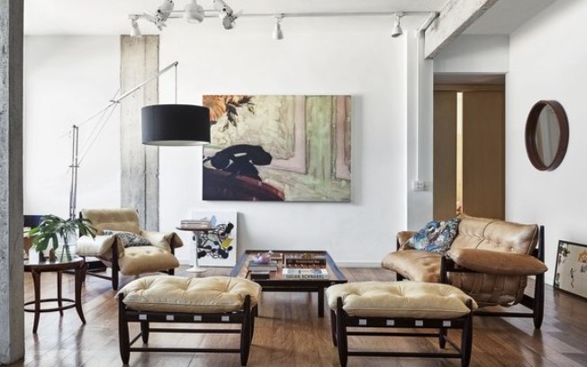 Obras da sala de estar: quadro maior, de Dudi Maia Rosa, e à direita, encostada na parede, pintura de Silvana Mello
