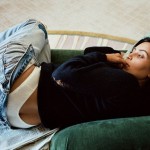 De calcinha e cofrinho à mostra, Kim Kardashian posa à vontade e sem make