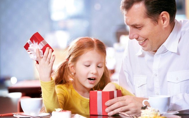 Tentar comprar o amor dos filhos com presentes: dar um brinquedo não compensa a falta de carinho no dia a dia. A criança se sente ‘à venda’ e fica infeliz