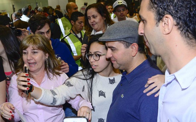 Cake Boss causa tumulto em aeroporto e é recebido por multidão de fãs