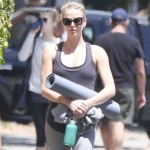 Charlize Theron mostra boa forma ao ser fotografada com trajes esportivos