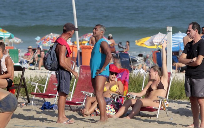 Romário e a namorada Dixie Pratt aproveitaram o sol no Rio para curtir uma praia