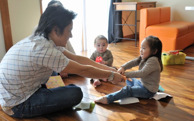 Deixe a criança escolher o que ela quer fazer naquele momento em família. Brinque, converse e aproveite a diversão