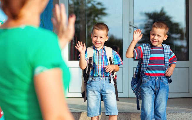 Coincida a ida ao trabalho com o horário de leva-lo à escola. Inclua a atividade na rotina e aproveita para conversar com seu filho