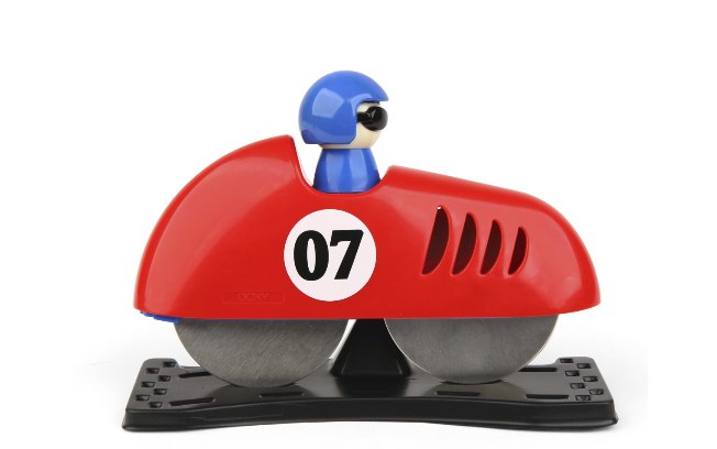 Nesse modelo as lâminas viram as rodas de um carrinho de corrida. O cortador de pizza “Racer”, da Kikkerland, está disponível nas lojas Etna por R$ 79,99