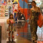 Grazi Massafera faz compras com a filha em shopping no Rio