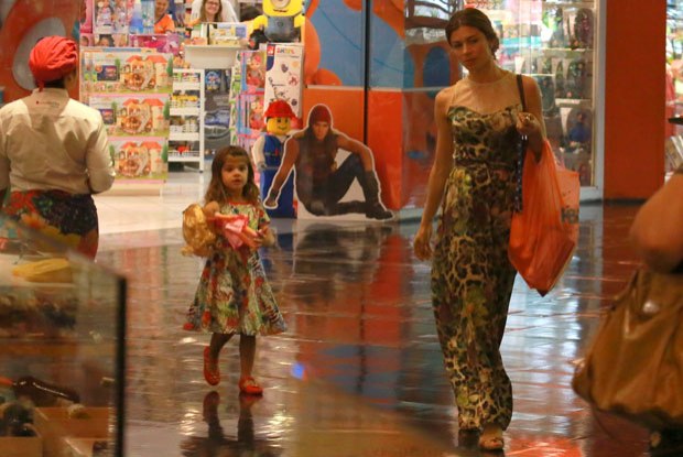 Grazi Massafera no shopping com a filha