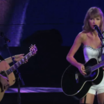 Taylor Swift canta “Smelly Cat” com Lisa Kudrow