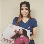 Anitta vira entregadora por um dia e surpreende clientes de pizzaria