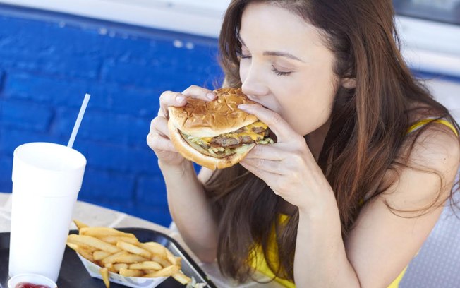 Mudanças no apetite, como sentir mais ou menos fome sem explicação, também é um sinal que os pais devem observar