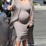Kim Kardashian desfila o barrigão de grávida em look justinho