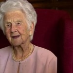 Aos 109, britânica revela segredo da longevidade: gole diário de uísque