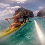 Carol Castro passeia em canoa havaiana em Noronha