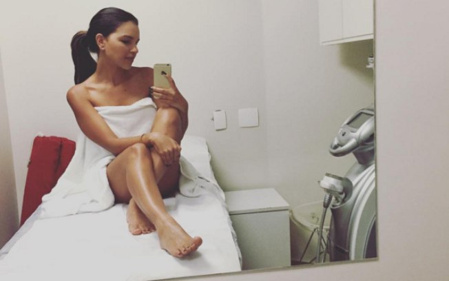 Mariana Rios posa só de toalha e revela tratamento estético