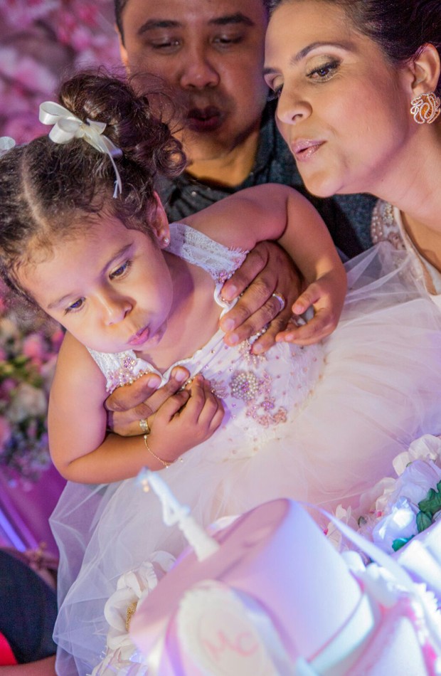 Aline Barros e o marido assopram velinha com a aniversariante (Foto: Rafael Barros)