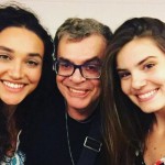 Camila Queiroz se prepara para nova novela e posa com Walcyr Carrasco