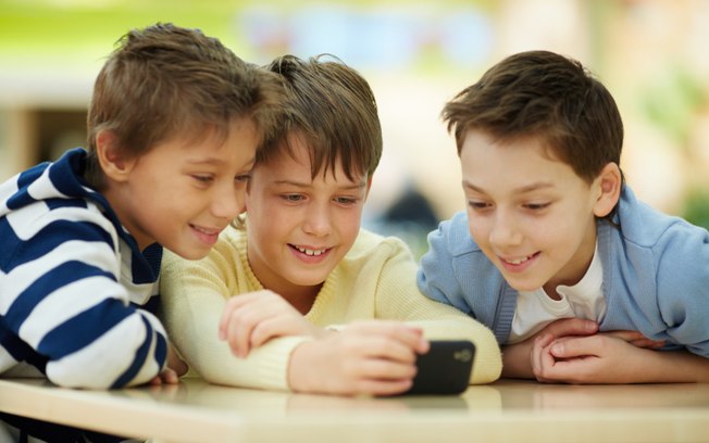 O uso do smartphone não pode roubar o tempo das responsabilidades, brincadeiras ou relações reais da criança