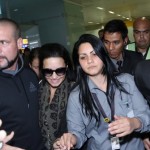 Demi Lovato desembarca no Brasil e fã puxa bolsa da cantora no aeroporto