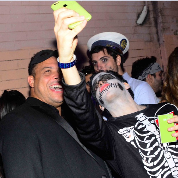 Ronaldo faz selfie com fã (Foto: Leo Franco / Agnews)
