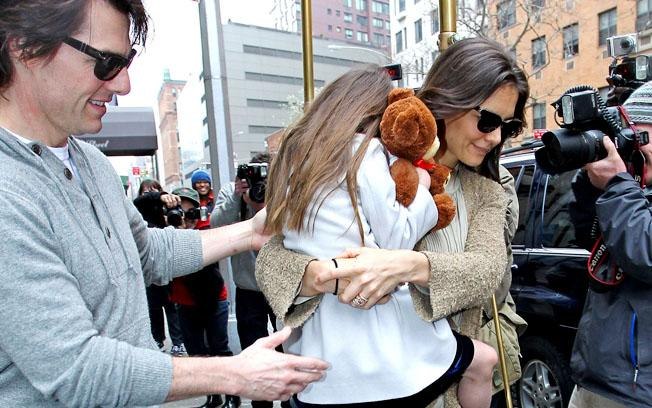 Tom Cruise, Katie Holmes e a filha, Suri Cruise, foram abordados pelos paparazzi ao sairam do apartamento onde moram, em Nova York