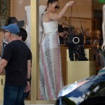 De hot pants, Jennifer Lopez usa saia transparente em tarde de compras