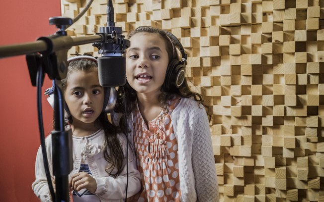 Laura%2C de 4 anos%2C e Isabela%2C de 8%2C participaram da gravação do novo disco e preparam-se para estrear no canal Discovery Kids no ano que vem 