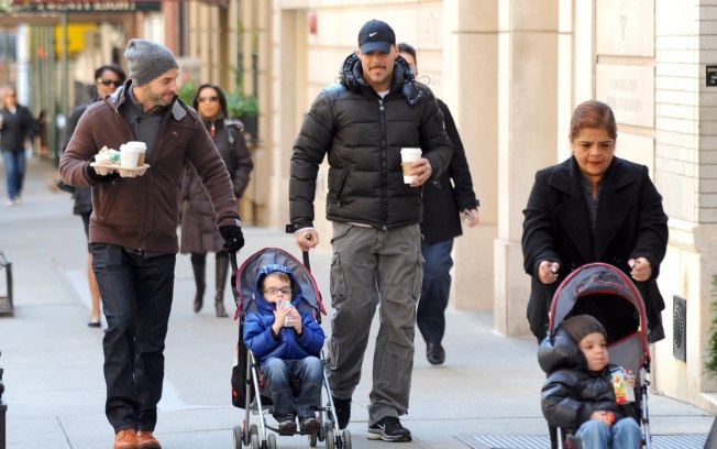 Ricky Martin e Carlos Gonzales levaram os gêmeos Valentino e Matteo para brincar em um dos parques, em Nova York