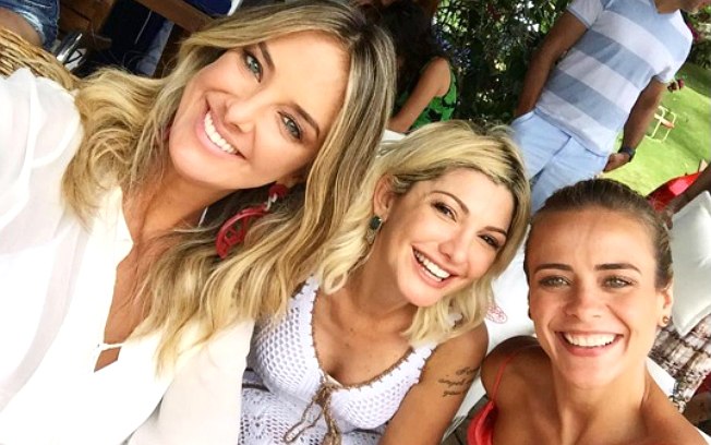 A atriz faz uma selfie com as amigas Antônia Fontenelle e Ticiane Pinheiro