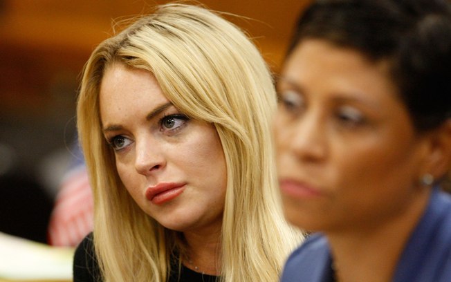 Lindsay Lohan apronta mais uma vez e é expulsa de bar em Nova York