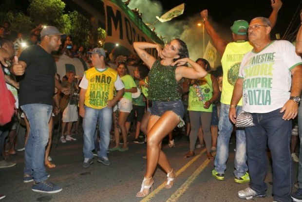 Anitta no ensaio da escola de samba Mocidade