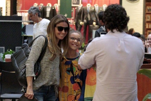 Giovanna Antonelli posa com fãs