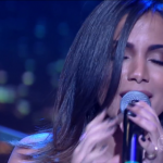 Anitta canta Bang em versão acústica