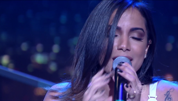 Anitta canta Bang em versão acústica