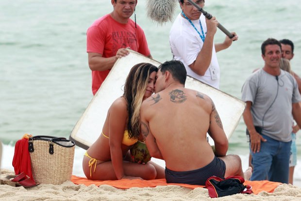 Suzana Pires e Juliano Cazarré gravam na praia