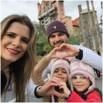 Com a família em Orlando, Luciano Camargo posta foto fazendo corações com as mãos