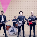 Integrantes do Fall Out Boy são bonecos em clipe “Irresistible” com Demi Lovato