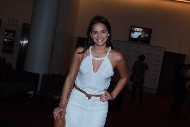 Sem sutiã%2C Bruna Marquezine quase mostra demais 