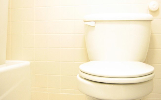 Banheiro é um dos lugares que mais tem germes, mas como passa frequentemente por limpeza, oferece menos riscos