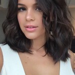 De visual novo, Bruna Marquezine posa toda produzida