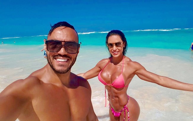 Belo e Gracyanne aproveitam segunda lua de mel em praia paradisíaca