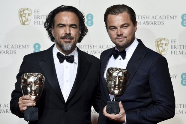 Leonardo DiCaprio ao lado de Alejandro Gonzáles Iñárritu%2C diretor do premiado 'O regresso', no Bafta 2016