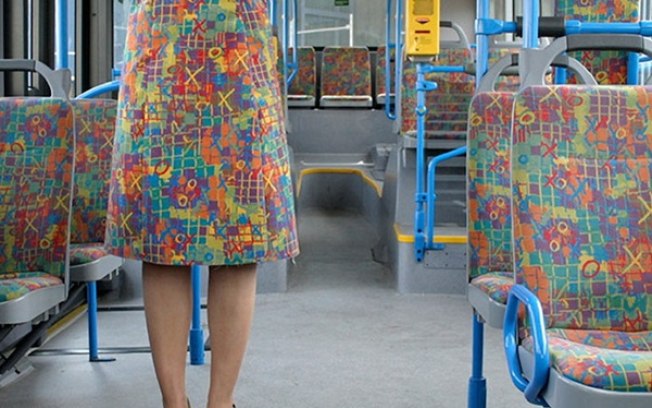 E o que vocês acham deste vestido igualzinho aos bancos do ônibus? 