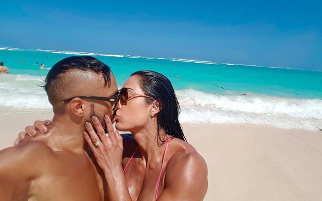 Belo e Gracyanne aproveitam praia paradisíaca em Punta Cana