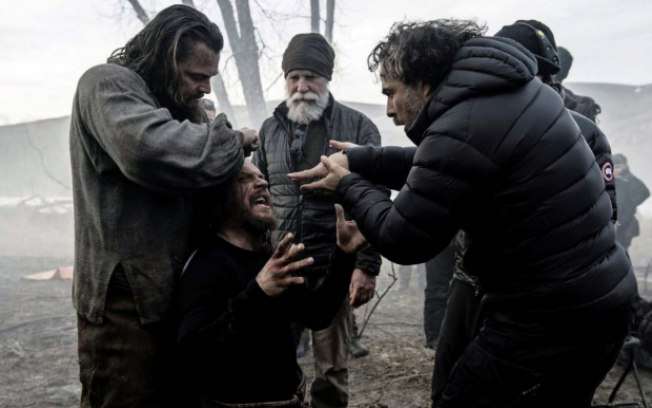O diretor Alejandro González Iñárritu orienta Leonardo DiCaprio no set de 