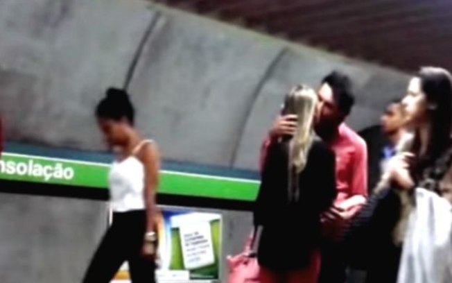 Homem beija mulher em estação do metrô de São Paulo para ensinar como pegar uma mulher desconhecida