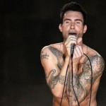 Adam Levine exibe nova tatuagem que demorou seis meses para ficar pronta