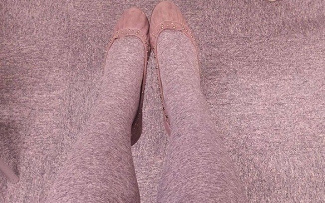 Meia-calça e chão com a mesma estampa 