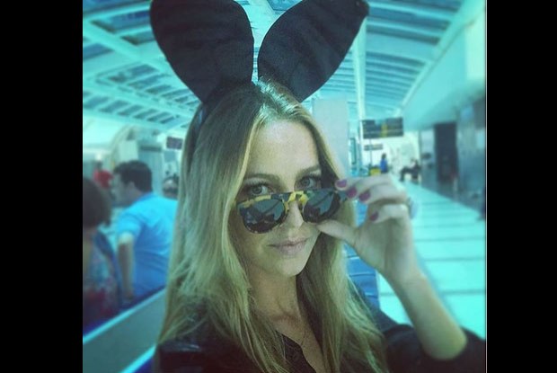 Luana Piovani posta foto com orelhinhas da 'Playboy'