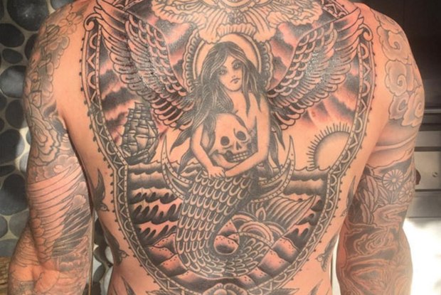 Adam Levine exibe nova tatuagem 