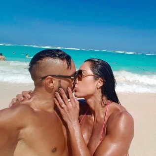 Belo e Gracyanne aproveitam praia paradisíaca em Punta Cana